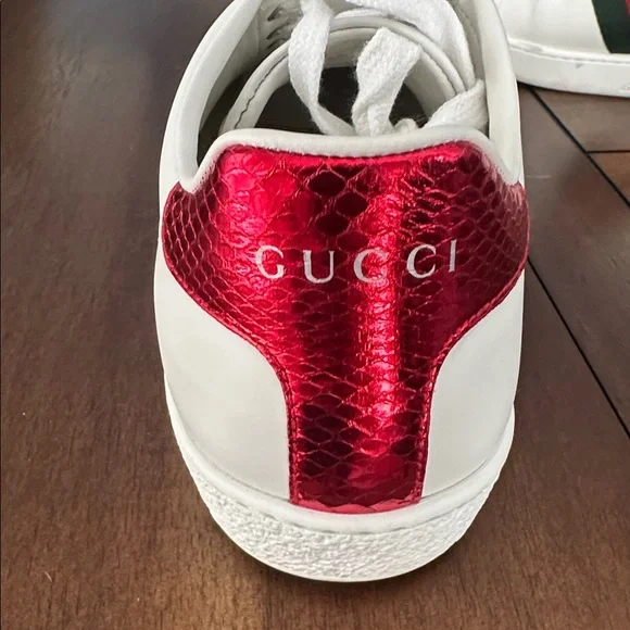 GUCCI Ace Bee Embroidered White
Leather Sneakers - Picture 4 of 16